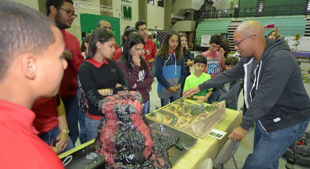 La demostración de un volcán a escala en erupción fue una de las exhibiciones que más llamó la atención de los escolares.