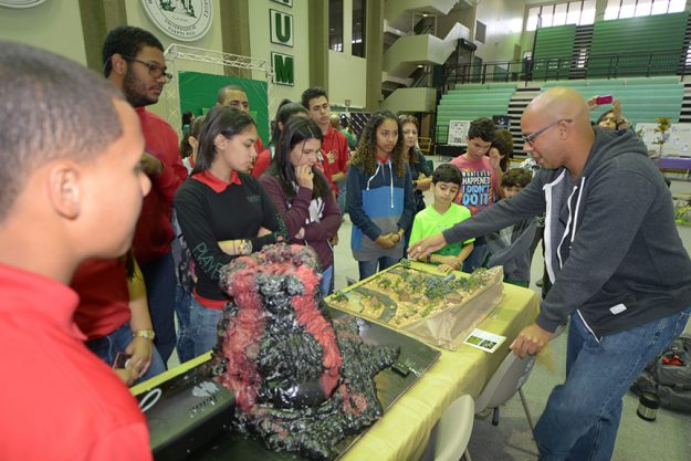 La demostración de un volcán a escala en erupción fue una de las exhibiciones que más llamó la atención de los escolares. La demostración de un volcán a escala en erupción fue una de las exhibiciones que más llamó la atención de los escolares.