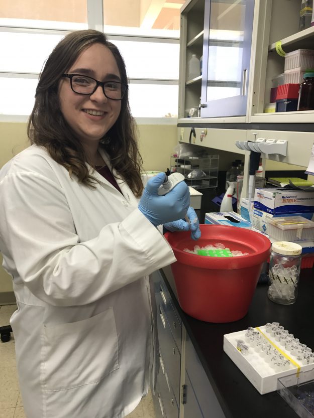 Sherley trabajando en el Laboratorio JCMC Sherley trabajando en el Laboratorio JCMC