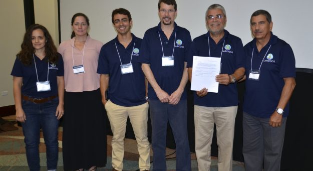 El equipo de trabajo de CARICOOS junto a Carl Gouldman.