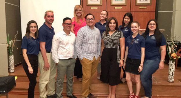 De izquierda a derecha-Gabriela Serrano, Erick Lugo. Jan Carlos Valentín, Kenny Santiago, Karla Osorio, Cristina Matías, Sally Quiñones Arriba- Dra. Carmen Berrios, Kenia Chaparro, Helix