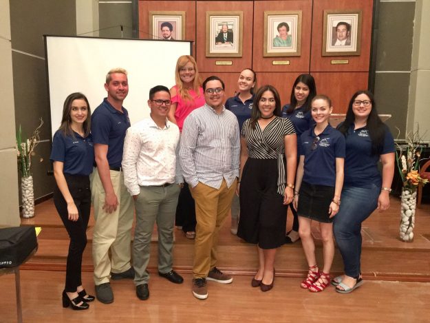 De izquierda a derecha-Gabriela Serrano, Erick Lugo. Jan Carlos Valentín, Kenny Santiago, Karla Osorio, Cristina Matías, Sally Quiñones Arriba- Dra. Carmen Berrios, Kenia Chaparro, Helix De izquierda a derecha-Gabriela Serrano, Erick Lugo. Jan Carlos Valentín, Kenny Santiago, Karla Osorio, Cristina Matías, Sally Quiñones Arriba- Dra. Carmen Berrios, Kenia Chaparro, Helix