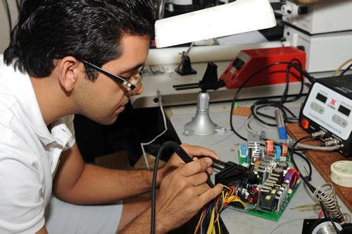 estudiante-electronica Estudiantes UPR Bayamón