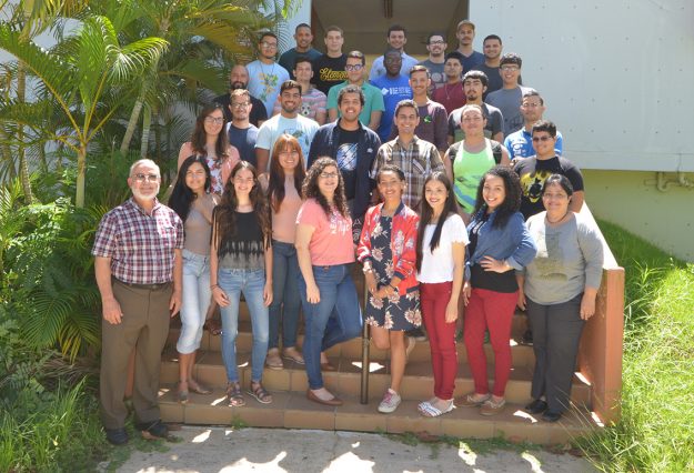 Los 35 colegiales que representan al RUM este verano en los internados de ERDC son de nivel subgraduado y graduado, de varios departamentos de Ingeniería, así como de Artes y Ciencias. Los 35 colegiales que representan al RUM este verano en los internados de ERDC son de nivel subgraduado y graduado, de varios departamentos de Ingeniería, así como de Artes y Ciencias.