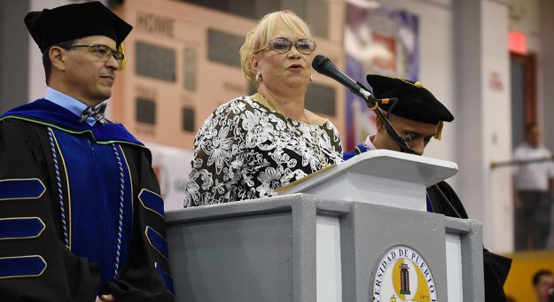 La Sra. Celia Martínez Negrón, madre de quien en vida fue Decano Interino de Asuntos Académicos de la UPR Aguadilla, Dr. Carlos Ruiz