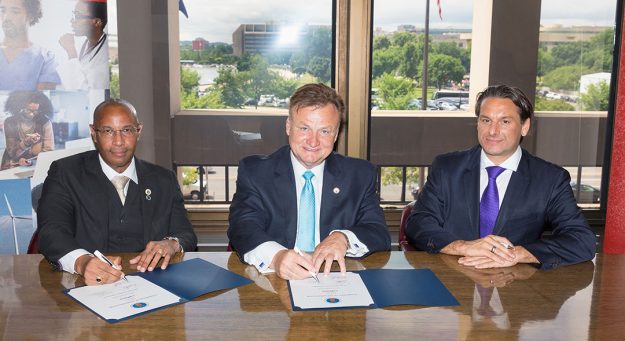 Prof. Wilmer Arroyo, Byron Zuidema, representante del Secretario de Comercio y representante de Lufthansa Technik