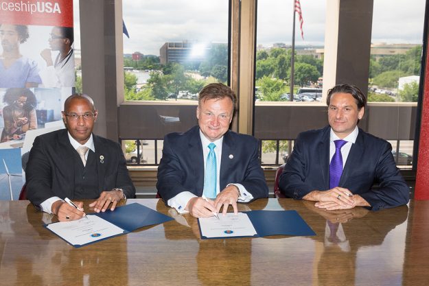 Prof. Wilmer Arroyo, Byron Zuidema, representante del Secretario de Comercio y representante de Lufthansa Technik Prof. Wilmer Arroyo, Byron Zuidema, representante del Secretario de Comercio y representante de Lufthansa Technik