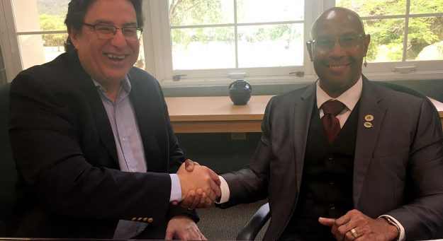 Dr. Mario Medina Cabán y el Prof. Wilmer Arroyo