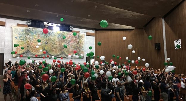 Momento en que declaran graduados a los estudiantes de la Clase Dorada 2017 de la UPR Cayey durante tu ensayo de graduación