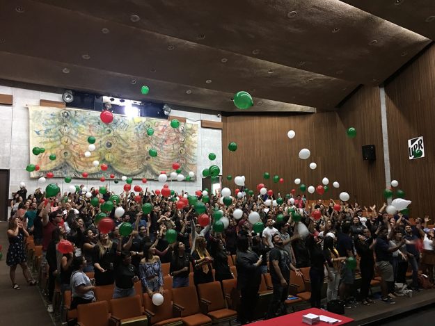 Momento en que declaran graduados a los estudiantes de la Clase Dorada 2017 de la UPR Cayey durante tu ensayo de graduación Momento en que declaran graduados a los estudiantes de la Clase Dorada 2017 de la UPR Cayey durante tu ensayo de graduación