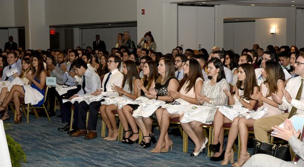 Más de 100 estudiantes de medicina se inician como profesionales y estrenan sus batas Más de 100 estudiantes de medicina se inician como profesionales y estrenan sus batas