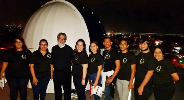 Estudiantes y directora del Observatorio Astronómico de la UPR Humacao
