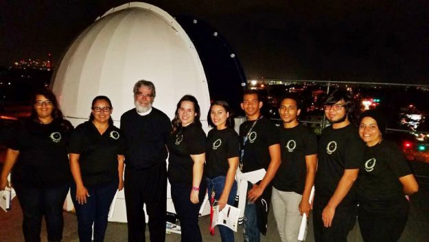 Estudiantes y directora del Observatorio Astronómico de la UPR Humacao Estudiantes y directora del Observatorio Astronómico de la UPR Humacao