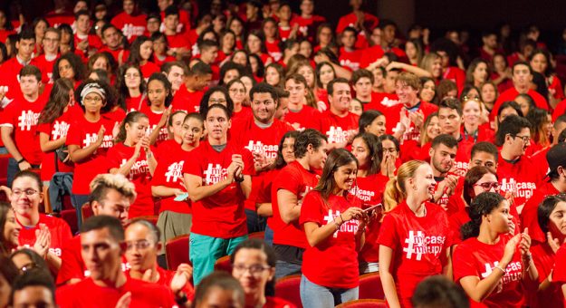 Estudiantes nuevo ingreso durante actividades de bienvenida 