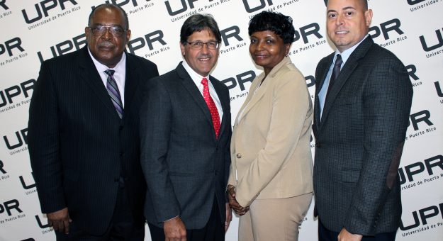 Dr. Joel Harrell, consejero senior del Grupo de Experiencia de Clientes en el Departamento de Educación Federal; Dr. Darrel F. Hillman Barrera, presidente interino de la Universidad de Puerto Rico; Dra. Marcia Boyd, directora de la División “Minority-Serving and Under Resourced Schools” en el Departamento de Educación Federal; y el Sr. Eric Santiago, coordinador del Proyecto de Título IV para Puerto Rico en el Departamento de Educación Federal.