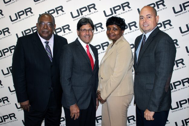 Dr. Joel Harrell, consejero senior del Grupo de Experiencia de Clientes en el Departamento de Educación Federal; Dr. Darrel F. Hillman Barrera, presidente interino de la Universidad de Puerto Rico; Dra. Marcia Boyd, directora de la División “Minority-Serving and Under Resourced Schools” en el Departamento de Educación Federal; y el Sr. Eric Santiago, coordinador del Proyecto de Título IV para Puerto Rico en el Departamento de Educación Federal. Dr. Joel Harrell, consejero senior del Grupo de Experiencia de Clientes en el Departamento de Educación Federal; Dr. Darrel F. Hillman Barrera, presidente interino de la Universidad de Puerto Rico; Dra. Marcia Boyd, directora de la División “Minority-Serving and Under Resourced Schools” en el Departamento de Educación Federal; y el Sr. Eric Santiago, coordinador del Proyecto de Título IV para Puerto Rico en el Departamento de Educación Federal.