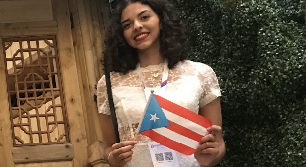 Rocío del Mar Avilés Mercado, estudiante de nuevo ingreso de la Facultad de Ciencias Naturales de la UPR en Río Piedras, durante competencia internacional en China