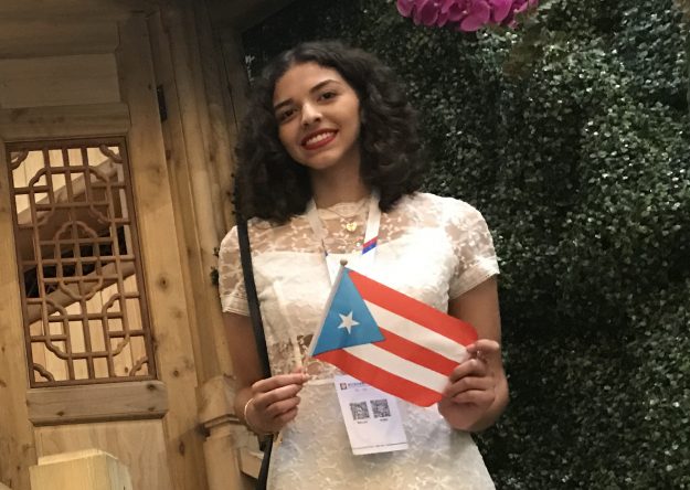 Rocío del Mar Avilés Mercado, estudiante de nuevo ingreso de la Facultad de Ciencias Naturales de la UPR en Río Piedras, durante competencia internacional en China Rocío del Mar Avilés Mercado, estudiante de nuevo ingreso de la Facultad de Ciencias Naturales de la UPR en Río Piedras, durante competencia internacional en China