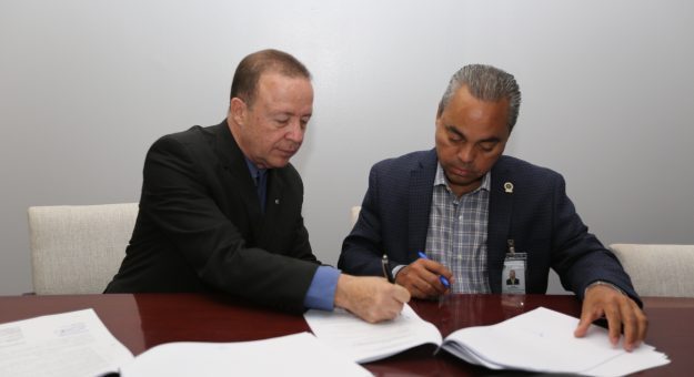 El rector interino de la Universidad de Puerto Rico en Humacao (UPRH), Dr. Héctor Ríos Maury, y el administrador de la Corporación del Fondo del Seguro del Estado (CFSE), Jesús Rodríguez Rosa, formalizan acuerdo colaborativo.