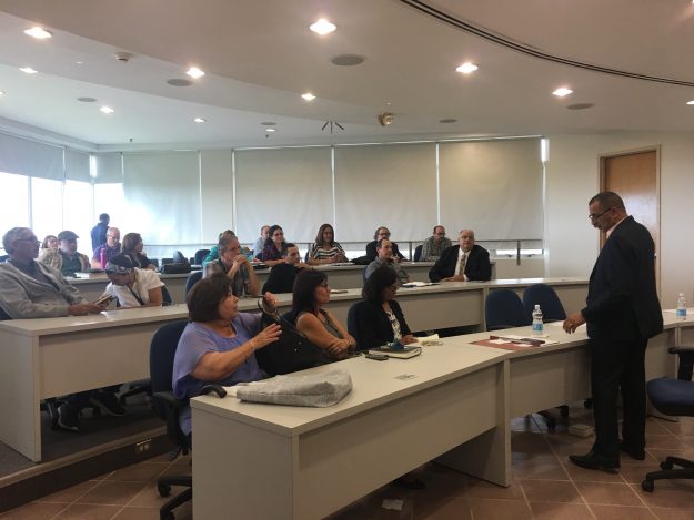 El Senador Abel Nazario Quiñones se reúne con el personal docente de la UPR Bayamón El Senador Abel Nazario Quiñones se reúne con el personal docente de la UPR Bayamón