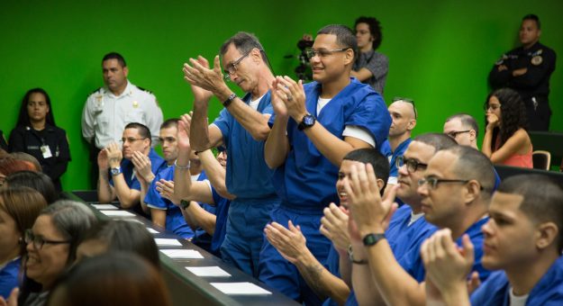 Participantes de la población penal del Proyecto de Educación Universitaria de la UPR, reciben su admisión oficial al Recinto de Río Piedras