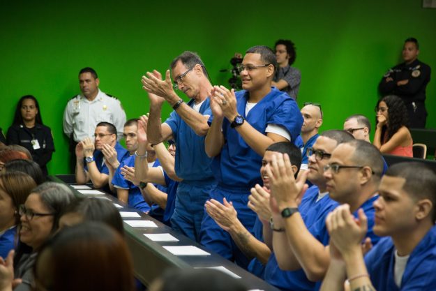 Participantes de la población penal del Proyecto de Educación Universitaria de la UPR, reciben su admisión oficial al Recinto de Río Piedras Participantes de la población penal del Proyecto de Educación Universitaria de la UPR, reciben su admisión oficial al Recinto de Río Piedras
