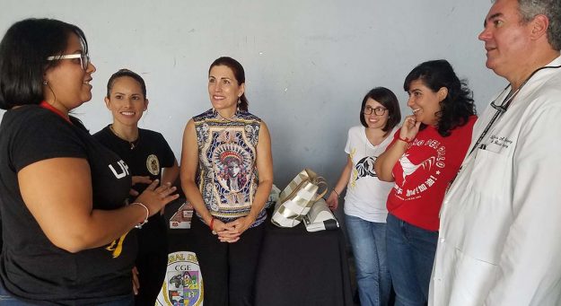Lcda. Zoraida Buxó Santiago y el Dr. Segundo Rodríguez comparten con los estudiantes
