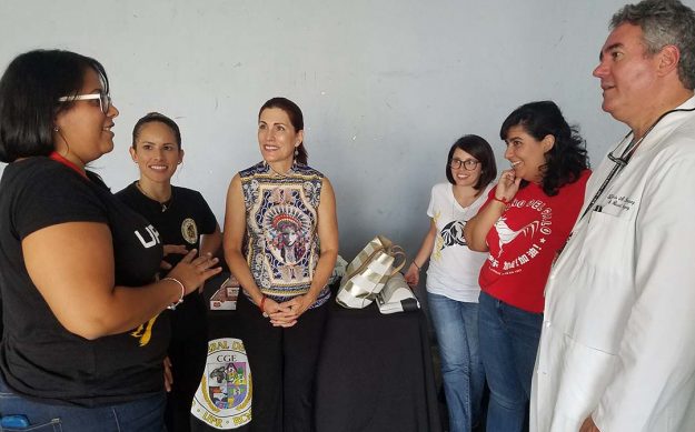 Lcda. Zoraida Buxó Santiago y el Dr. Segundo Rodríguez comparten con los estudiantes Lcda. Zoraida Buxó Santiago y el Dr. Segundo Rodríguez comparten con los estudiantes