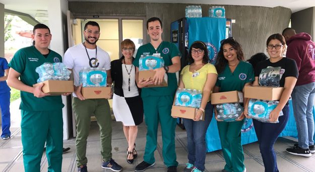 Decana y estudiantes de EPS