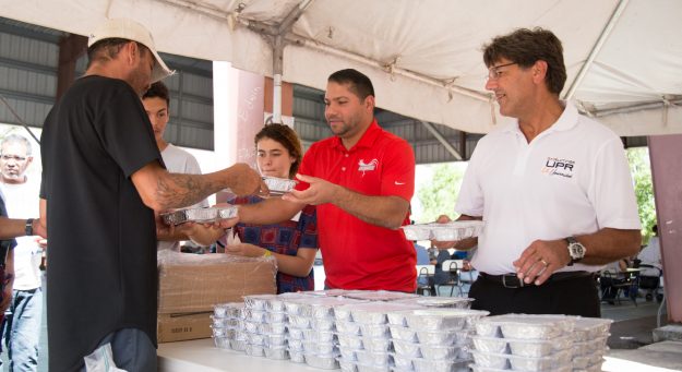 Lcdo. Walter Alomar, Dr. Darrel Hillman, Dra. Aileen Torres y Dr. Luis A. Ferrao, participan de la distribución de alimentos en el Emergency Stop and Go Center ubicado en Escuela José Celso Barbosa en Río Piedras.