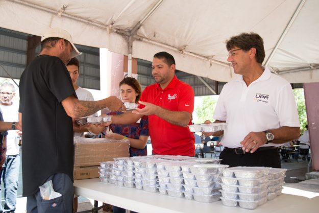 Lcdo. Walter Alomar, Dr. Darrel Hillman, Dra. Aileen Torres y Dr. Luis A. Ferrao, participan de la distribución de alimentos en el Emergency Stop and Go Center ubicado en Escuela José Celso Barbosa en Río Piedras. Lcdo. Walter Alomar, Dr. Darrel Hillman, Dra. Aileen Torres y Dr. Luis A. Ferrao, participan de la distribución de alimentos en el Emergency Stop and Go Center ubicado en Escuela José Celso Barbosa en Río Piedras.