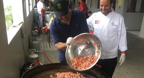 UPR Carolina reparte paella a comunidad universitaria