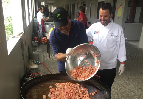 UPR Carolina reparte paella a comunidad universitaria