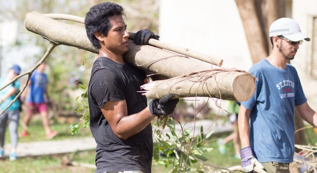 Voluntarios en labores recuperación en la IUPI
