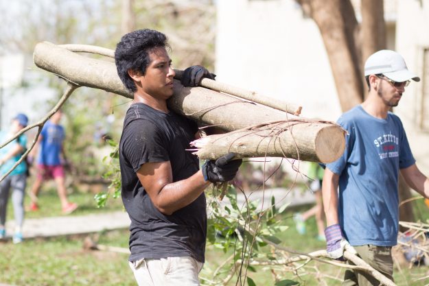 Voluntarios en labores recuperación en la IUPI Voluntarios en labores recuperación en la IUPI
