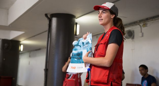 Nicole Vidal, voluntaria de la Cruz Roja Americana, ofreciendo charla en ResiCampus sobre el proceso de purificar agua con la bolsa de filtro.
