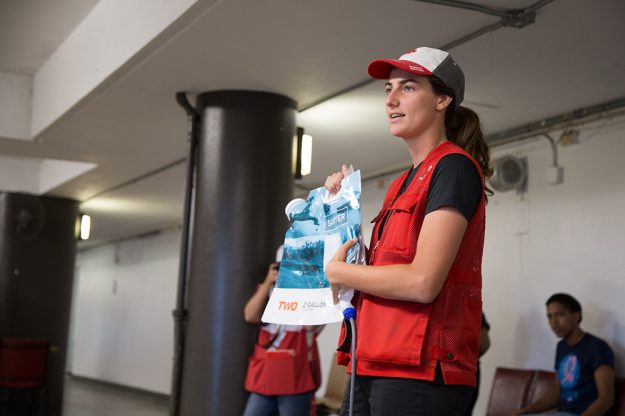 Nicole Vidal, voluntaria de la Cruz Roja Americana, ofreciendo charla en ResiCampus sobre el proceso de purificar agua con la bolsa de filtro. Nicole Vidal, voluntaria de la Cruz Roja Americana, ofreciendo charla en ResiCampus sobre el proceso de purificar agua con la bolsa de filtro.