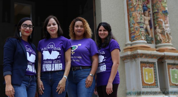 Parte del equipo Caravana Violeta de Trabajo Social del Recinto de Río Piedras.