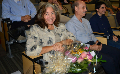 La Dra. Lourdes Rosario estuvo acompañada urante el homenaje estuvo acompañada por su esposo, el doctor Jorge Cruz Emeric y por su hijo Jorge A. Cruz Rosario. La Dra. Lourdes Rosario estuvo acompañada urante el homenaje estuvo acompañada por su esposo, el doctor Jorge Cruz Emeric y por su hijo Jorge A. Cruz Rosario.