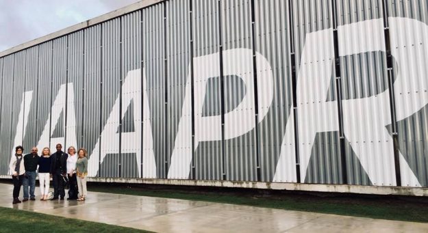 El grupo voluntario de Meaningful World junto al profesor Wilmer Arroyo, director ejecutivo del IAAPR y el doctor Gilberto Herrera, coordinador de la iniciativa.