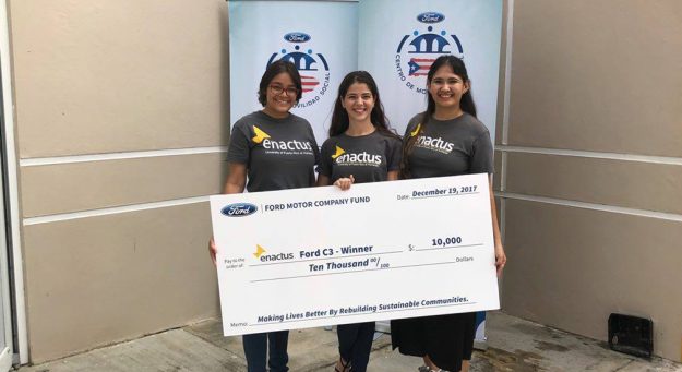 Estudiantes del equipo Enactus UPRH, Fabiola Ramírez, Alexandra Ayala y Rachel Sellés