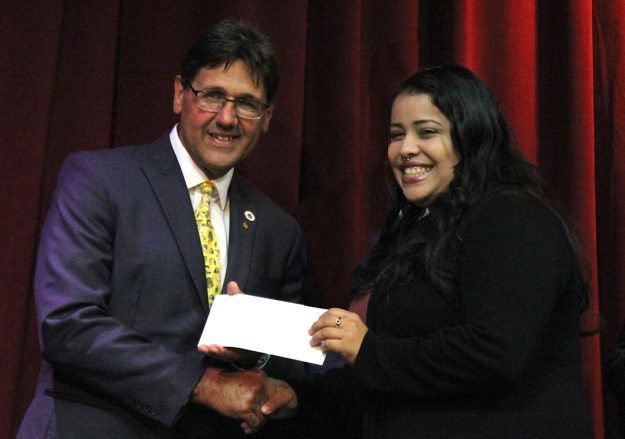 UPR entrega ayudas de emergencia a estudiantes afectados por huracán María UPR entrega ayudas de emergencia a estudiantes afectados por huracán María