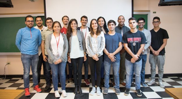 Grupo de participantes en la presentación de los trabajos del primer Centro de Nanotecnología Ambiental de la Universidad de Puerto Rico (UPR), celebrado en el Edificio Facundo Bueso del Recinto de Río Piedras de la Universidad de Puerto Rico