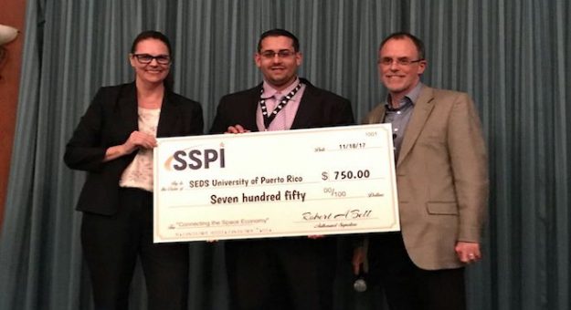 Lee R. Chevres del RUM fue el encargado de finalizar la propuesta y enviarla. También fue el presentador de la misma en la Universidad Central de la Florida.