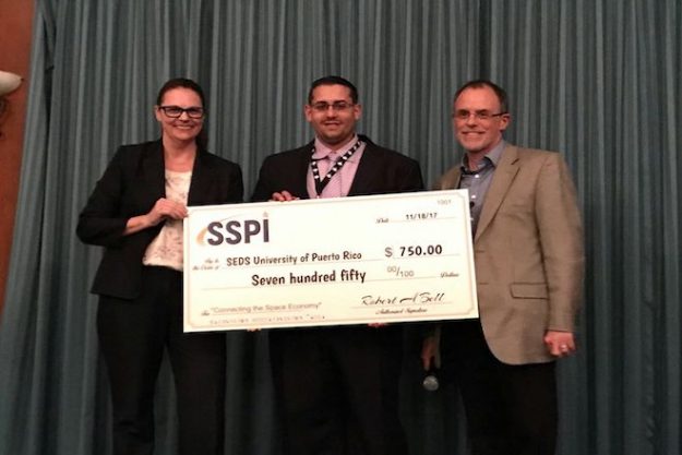 Lee R. Chevres del RUM fue el encargado de finalizar la propuesta y enviarla. También fue el presentador de la misma en la Universidad Central de la Florida. Lee R. Chevres del RUM fue el encargado de finalizar la propuesta y enviarla. También fue el presentador de la misma en la Universidad Central de la Florida.