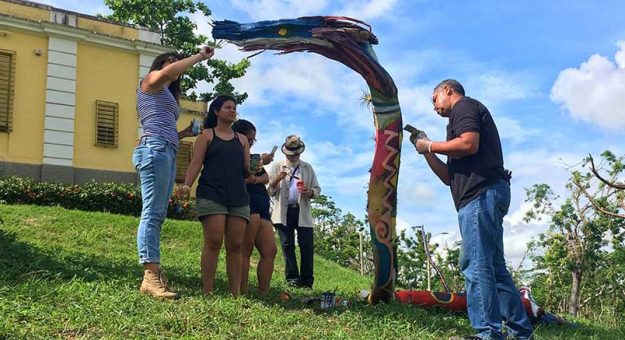 upr-cayey-convierte-arboles-caidos-en-coloridas-esculturas