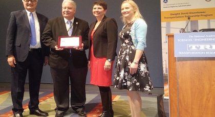 FHWA reconoce a catedrático del RUM