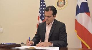Gobernador Rosselló Nevares firma medida para apoyar al estudiantado universitario de escasos recursos económicos