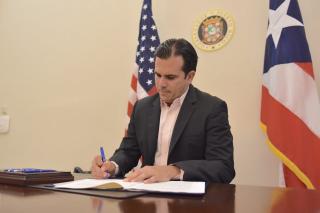 Gobernador Rosselló Nevares firma medida para apoyar al estudiantado universitario de escasos recursos económicos Gobernador Rosselló Nevares firma medida para apoyar al estudiantado universitario de escasos recursos económicos