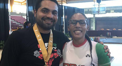 La estudiante-atleta Odalys Sandoval del equipo de Halterofilia de la UPR Cayey obtuvo 3 Medallas de Oro (Envión, Arranque y Total)